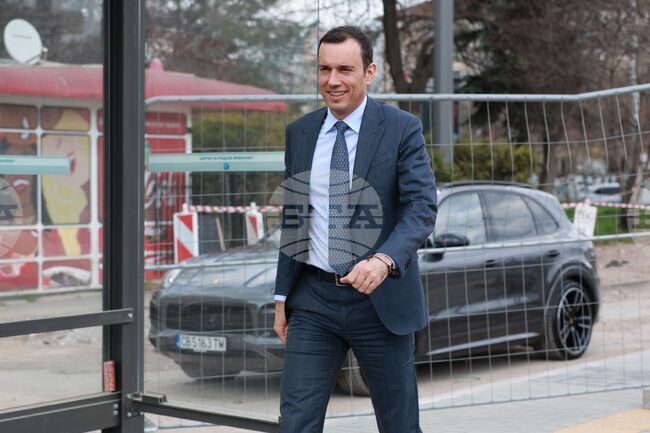 Кметът на София Васил Терзиев се включи в работилница за великденски яйца заедно с екипа на Националния етнографски музей