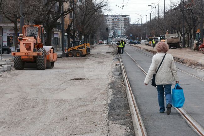 Започна полагането на асфалт на бул. „Александър Стамболийски“ в участъка между ул. „Антон“ и бул. „Константин Величков“