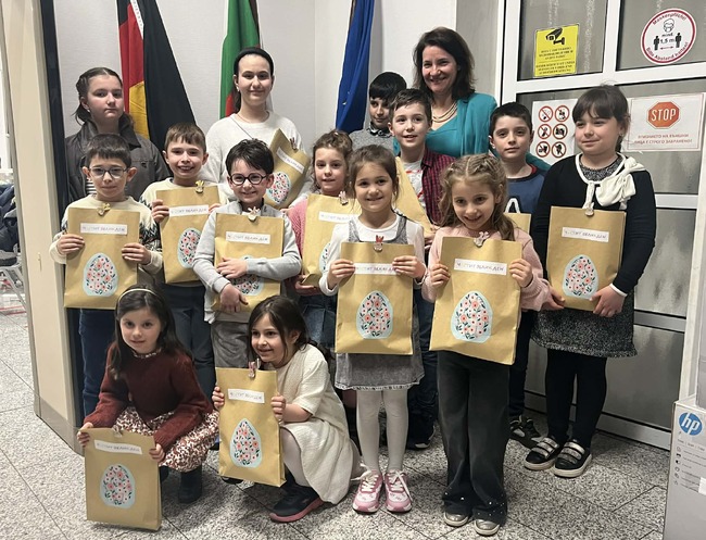 В Генералното консулство на България във Франкфурт на Майн бяха наградени децата, участвали в конкурса за рисунка „Великден през детските очи“