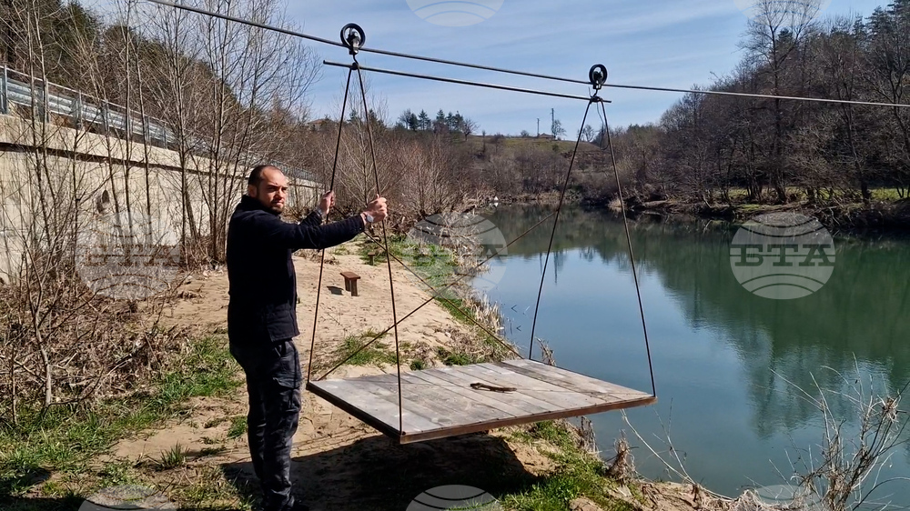 Село Средногорци - въжена платформа