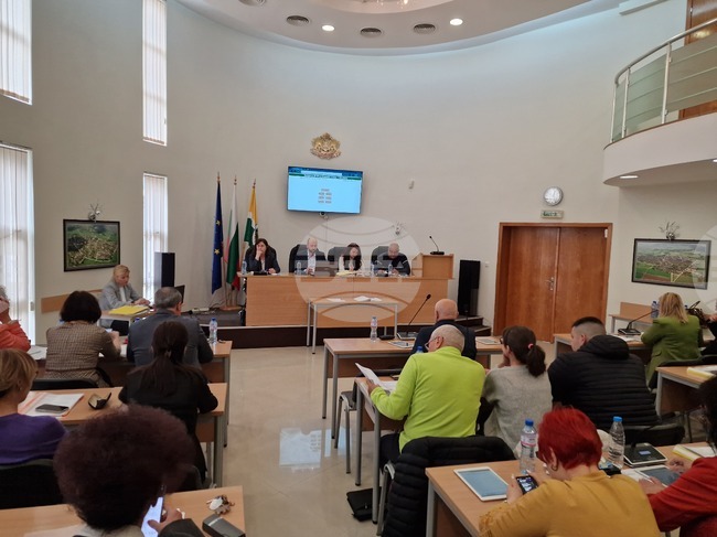 Общинският съвет в Павликени поиска втори дежурен мобилен екип към Филиала за спешна медицинска помощ в града