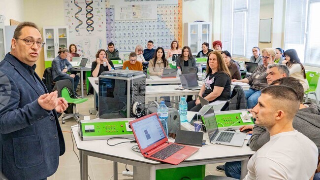 Средно училище „Трайко Симеонов“ в Шумен беше домакин на първото пилотно обучение на учители за работа в STEM среда по национален проект