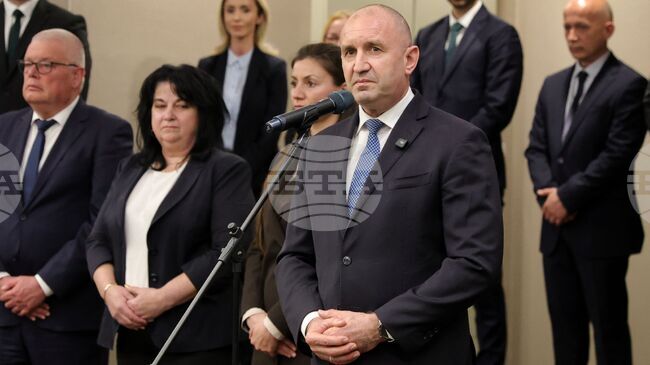 България излиза от оковите на страха и апатията и има бъдеще, каза в Бургас лидерът на "Прогресивна България" Румен Радев