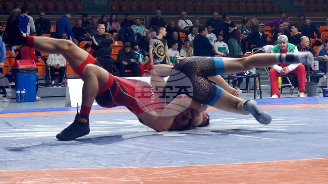 Две титли за българските представители в първия ден на международния турнир по борба "Дан Колов - Никола Петров" 