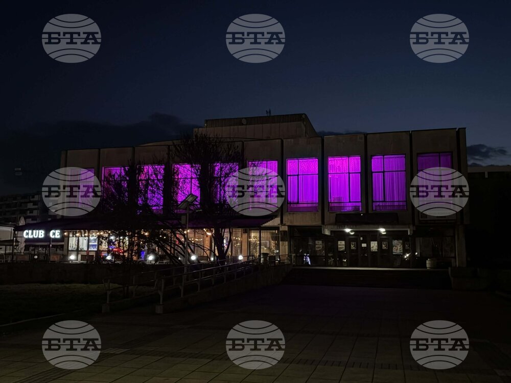 Сградата на театъра в Кърджали бе осветена в лилаво в Световния ден за информираност за епилепсията