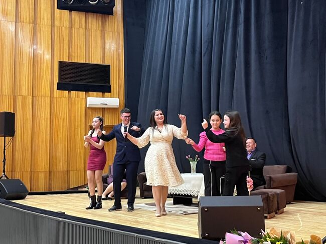 Възстановката на обичая „Искане на ръка на мома“ събра публика в Момчилград