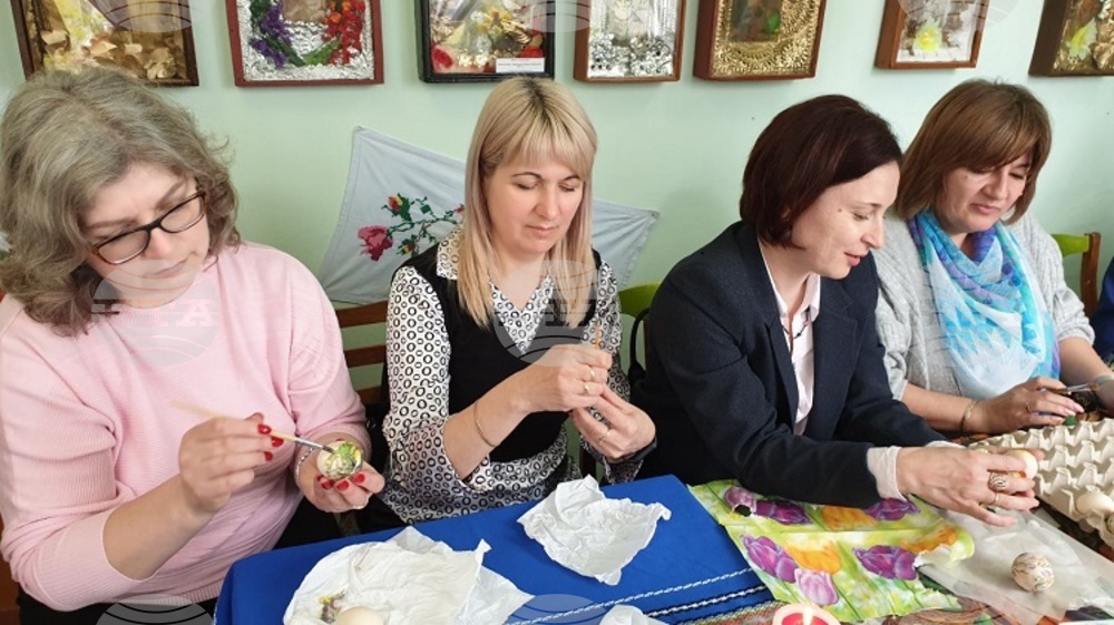 Молдова - работилница за боядисване на великденски яйца