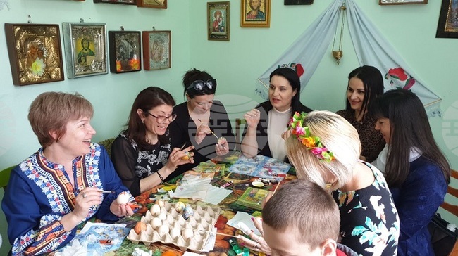 Молдова - работилница за боядисване на великденски яйца