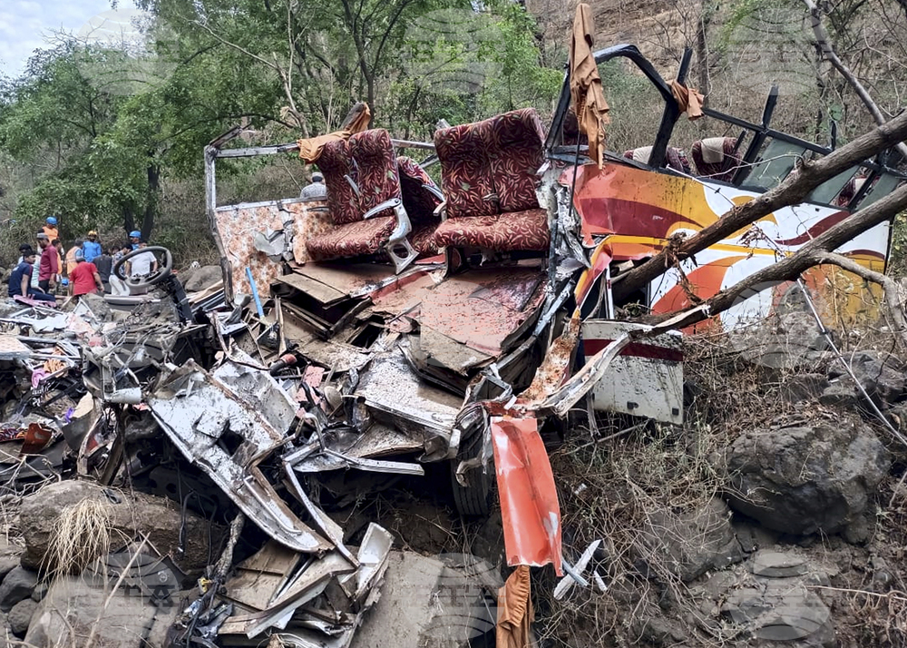 Двайсет и пет загинали при автобусна катастрофа в Индия