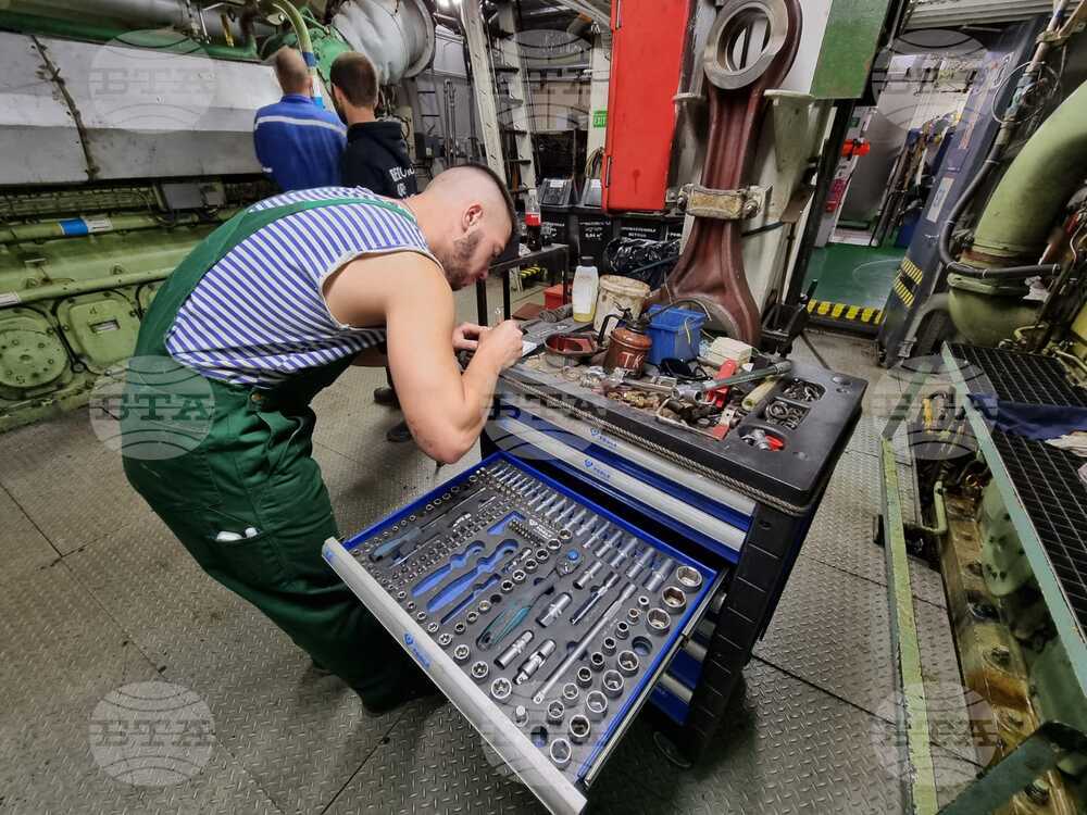 Ден 110 - На борда на НИК 421 започна следпоходна поддръжка