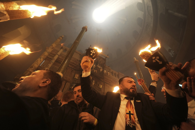 Хиляди православни богомолци присъстваха на литургията за Възкресение Христово в йерусалимски храм на Гроба Господен