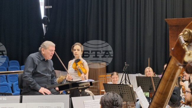 Световно известни диригент и цигулар представят със Симфониета Враца концерта „Немски романтизъм под влияние…“.