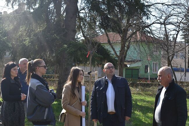 Община Разград: Започна обновяване на растителността в Градския парк - засаждат над 100 нови храсти и дървета