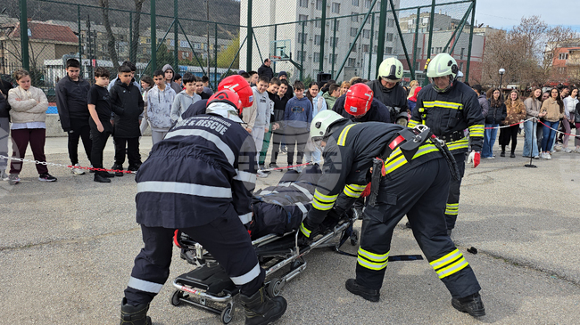 Демонстрация за извеждане на пострадал при пътнотранспортно произшествие и учебна евакуация при пожар проведоха в свищовско училище