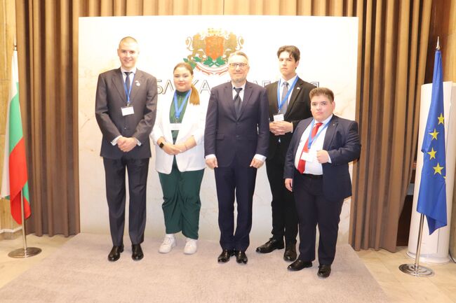 Орлин Пенков разговаря с младежи за значението на гражданската активност. Част от тях са участвали в големите антиправителствени протести от миналата година