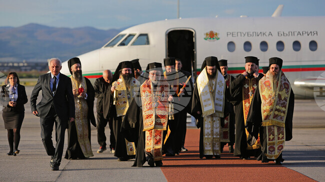 Заради обстановката в Близкия изток българска делегация няма да пътува за Благодатния огън до Израел, той ще може да се вземе от Синодалния параклис