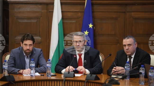 До момента имаме 67 тона спряно месо и 65 тона млечни продукти, съобщи министър Христанов на пресконференция във връзка с акция „Чиста храна“