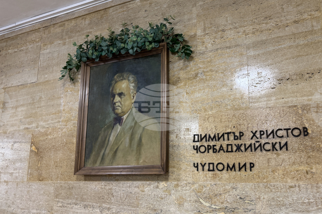 Общо девет автори са подали проекти за създаване на скулптурна композиция на писателя Чудомир в Казанлък