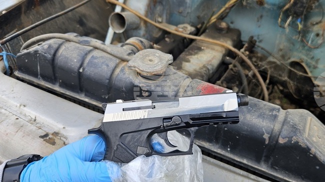 Полицията в Лом е задържала двама мъже за притежание на наркотици и незаконно оръжие