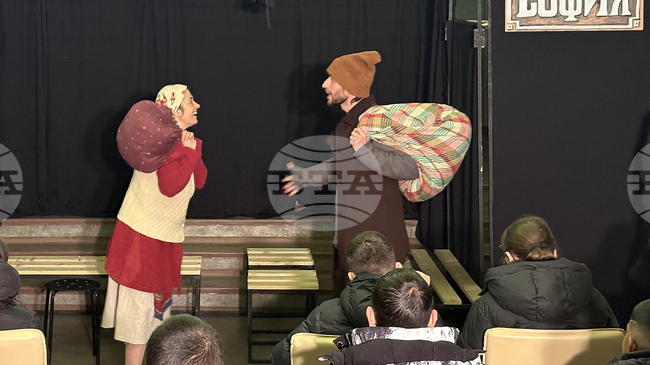 Самоковски ученици гледаха спектакъла „Нашенец“ по произведения на Алеко Константинов в Младежкия дом в града