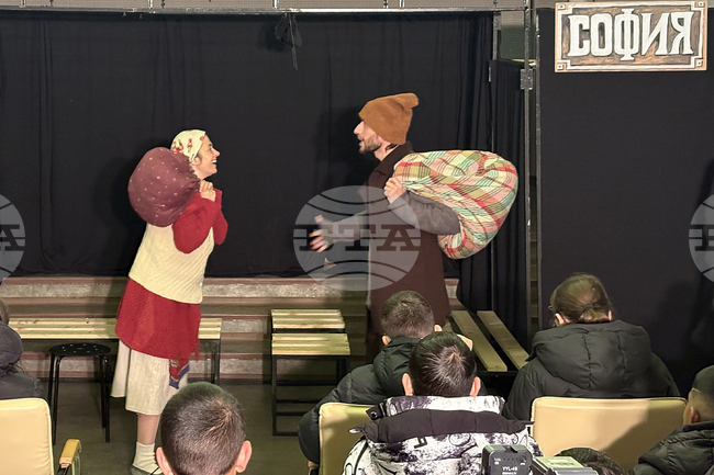 Самоковски ученици гледаха спектакъла „Нашенец“ по произведения на Алеко Константинов в Младежкия дом в града