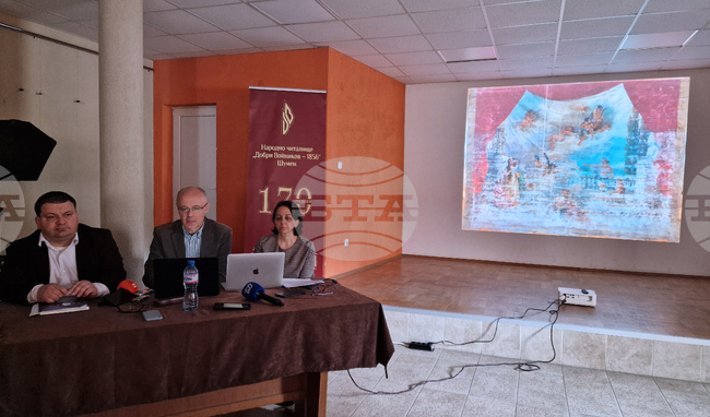 Сценичната завеса, която се съхранява в НЧ "Добри Войников – 1856", е сред най-старите запазени в България, посочи доц. Стефан Белишки