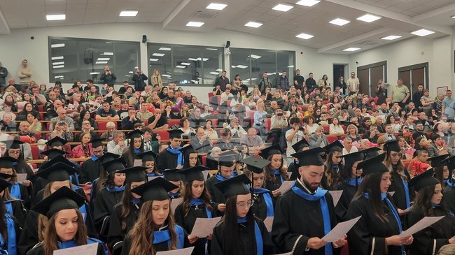 В Медицинския университет в Плевен връчиха дипломите на петия випуск магистър-фармацевти