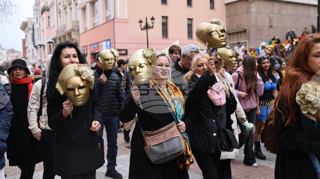 Драматичният театър в Пловдив отбеляза Международния ден на театъра с шествие и представяне на проект за нова визуална идентичност