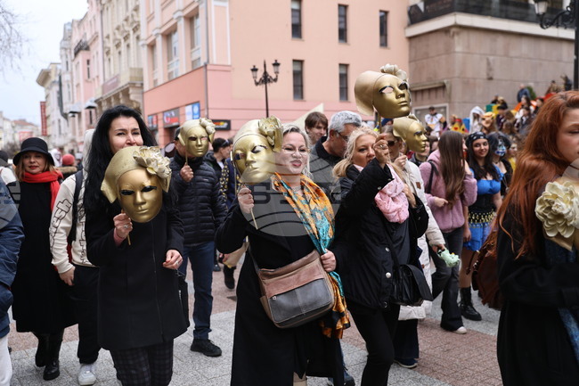 Драматичният театър в Пловдив отбеляза Световния ден на театъра с шествие и представяне на проект за нова визуална идентичност