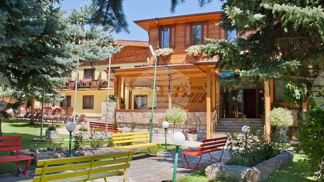 Хотел „Елбрус“ във Велинград обновява ежегодно базата си, разполага с барокамера и оранжерия с екопродукти