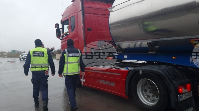 С началото на мотосезона служители от ОДМВР-Перник, АПИ и BG Toll проведоха акция по превенция 