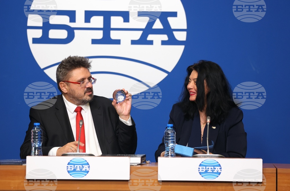 Национален пресклуб на БТА София - Институт за изследване на изкуствата - Българска телеграфна агенция - договор - подписване