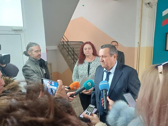 Министър Адемов: Подават се по 500 заявления на час за помощта за уязвимите за горивата