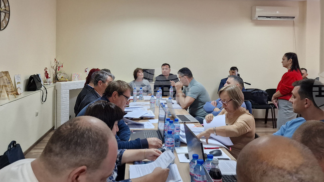 Да се предприемат действия по ремонт и обезопасяване на футболните игрища в Божурище реши Общинският съвет 