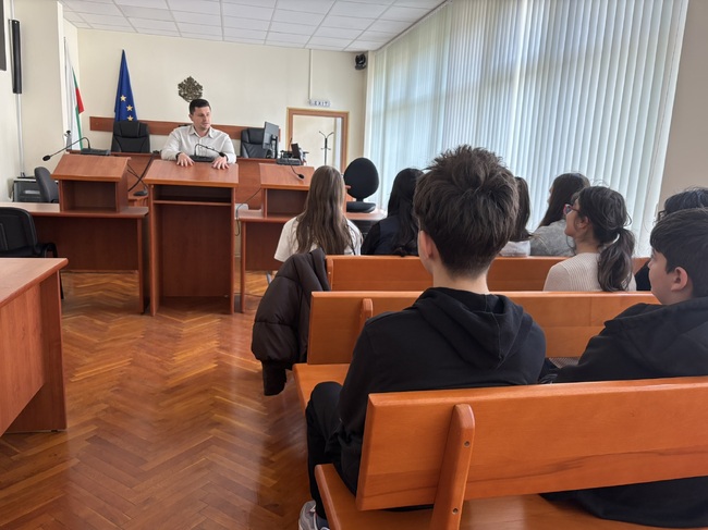 Детското насилие, хулиганството и употребата на наркотици обсъдиха магистрат и ученици в Ловеч