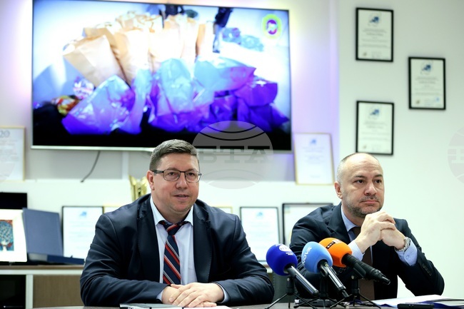 Двама души са задържани за притежание на различни и в голямо количество наркотични вещества