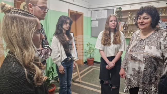 Отборът на Езиковата гимназия в Перник за пореден път извоюва първа награда на състезание на Френския културен институт