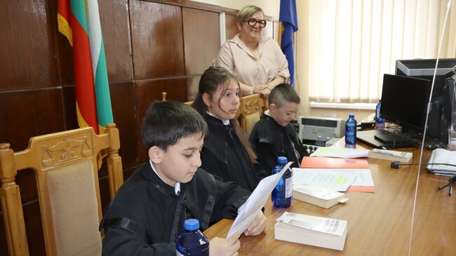 Окръжен съд – Разград: Ученици от ОУ „Васил Левски“ – Разград участваха в симулиран съдебен процес по „Ну, погоди!“