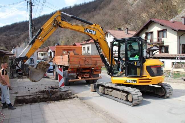 Кметът на Тетевен е инспектирала ремонтни дейности по реконструкцията на 10 км водопроводна мрежа