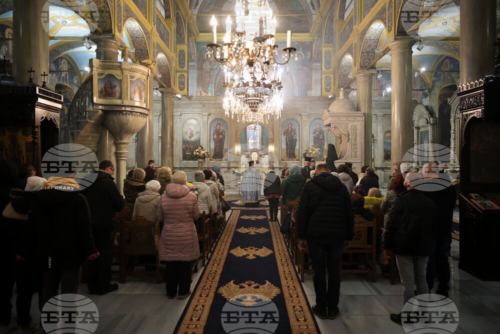 Бургас - храм „Света Богородица" - богослужение