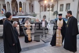 Румъния - Благодатният огън в патриаршеската катедрала в Букурещ