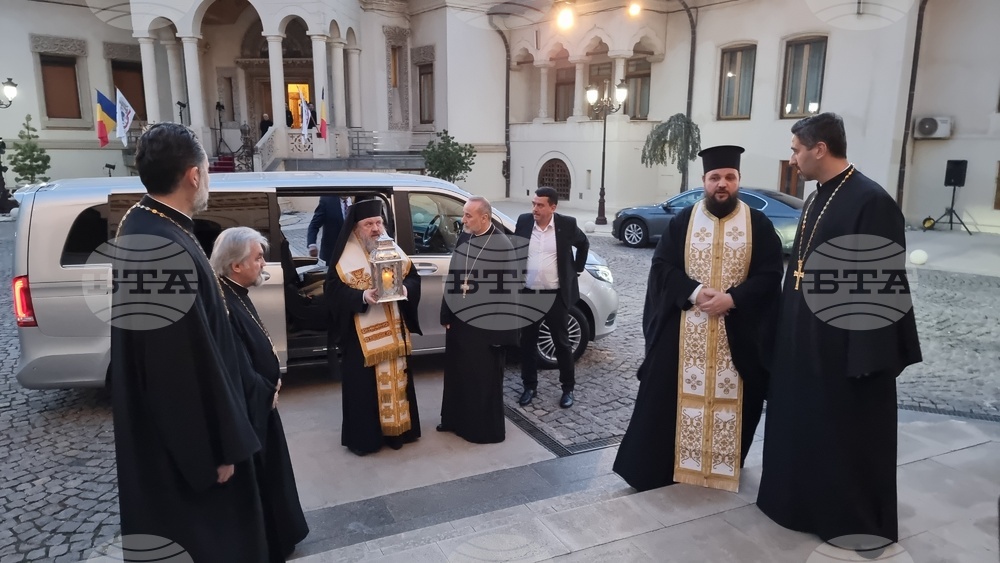 Румъния - Благодатният огън в патриаршеската катедрала в Букурещ
