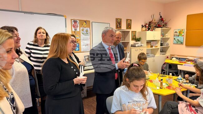 Министър Сергей Игнатов откри STEM център в 35-о Средно езиково училище „Добри Войников“ в София