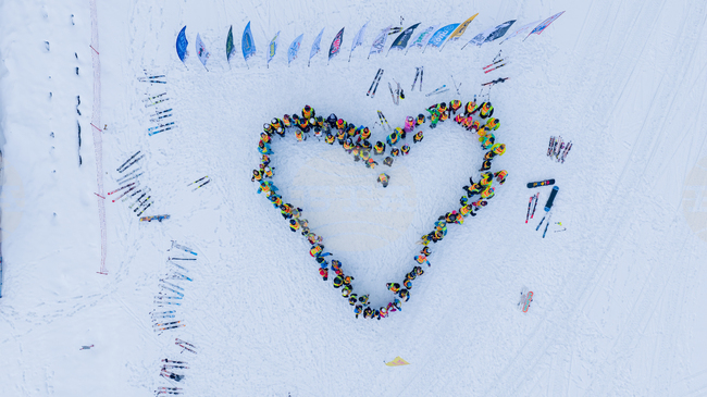 Деца от инициативата „Скиори и сноубордисти за бъдеще“ образуваха сърце върху писта в Пампорово