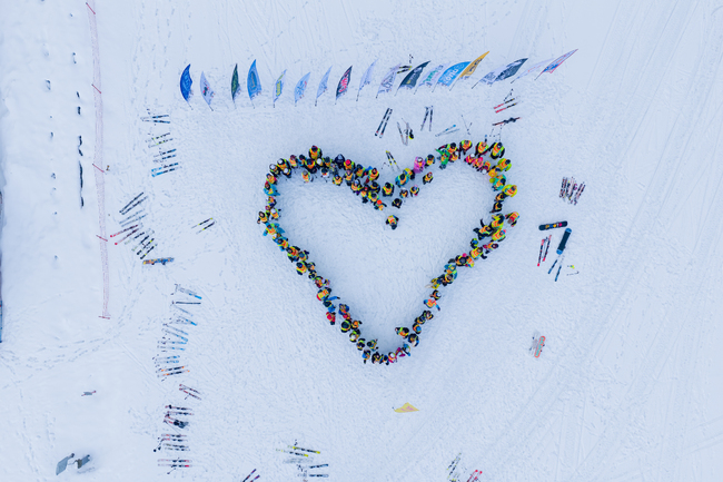 Деца от инициативата „Скиори и сноубордисти за бъдеще“ образуваха сърце върху писта в Пампорово