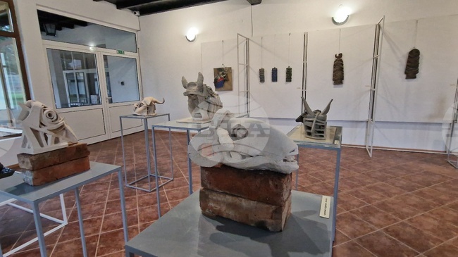 Изложба с творби от шестото издание на керамичния пленер „Вода, земя и огън“ е подредена в троянското село Орешак