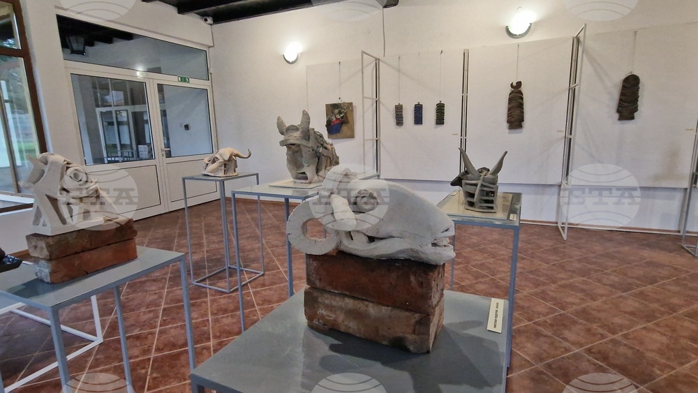 Изложба с творби от шестото издание на керамичния пленер „Вода, земя и огън“ е подредена в Националното изложение на художествените занаяти и изкуствата в троянското село Орешак