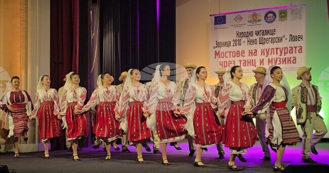 Румънски и български танцьори показаха своята култура и фолклор на една сцена