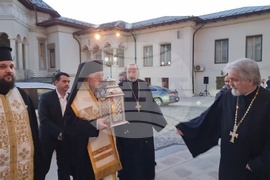 Румъния - Благодатният огън в патриаршеската катедрала в Букурещ