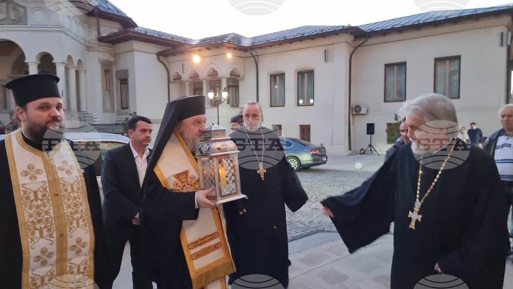Румъния - Благодатният огън в патриаршеската катедрала в Букурещ